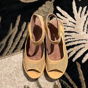 Clarks Clarene Prima Honey 10m like new